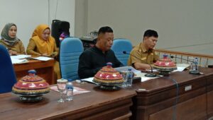 Ketua DPRD Buton, Hariasi Salad Pimpin Raker Banggar Bersama Panitia Eksekutif