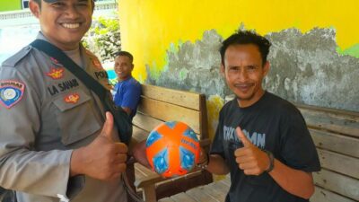 Semarak Hari Sumpah Pemuda, BRIPKA La Sahari Beri Bantuan Bola Futsal Kepada Karang Taruna Holimombo