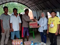 Aksi Tali Kasih Korban Gelombang Tinggi di Bahari Makmur Buton, Ketua Tim HRS Peduli Berbagi Sembako