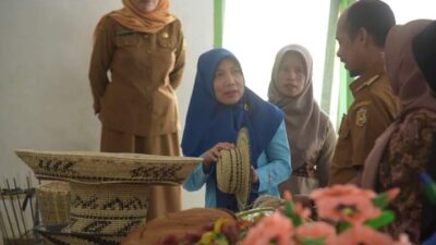 Pengrajin di Winning Daur Ulang Sampah Plastik Jadi Sesuatu yang Unik, Wakil Ketua Deskranada Beri Apresiasi