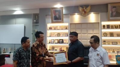 Terima Penghargaan PWI Baubau, Walikota La Ode Ahmad Monianse: Wartawan Memperkuat Demokrasi