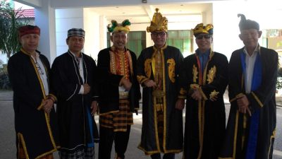 Pj Bupati Buton Hadiri Penganugerahan Gelar Adat Kesultanan Buton Kepada Pj Gubernur Sultra di Baubau