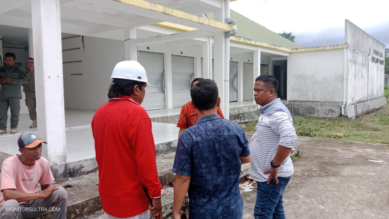 Ketua DPRD Buton, Mararusli Sihaji, SH, kenakan baju putih bermotif abu-abu tengah bincang-bincang pihak eksekutif